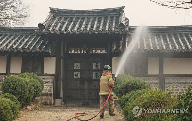 '산불 접근 방지' 하회마을에 물 뿌리는 소방대원