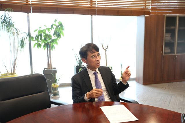 인터뷰하는 박정렬 한국저작권보호원장