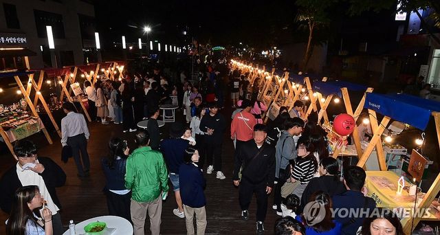 월화거리야시장 "맛있는 거 여기 다 있어요"