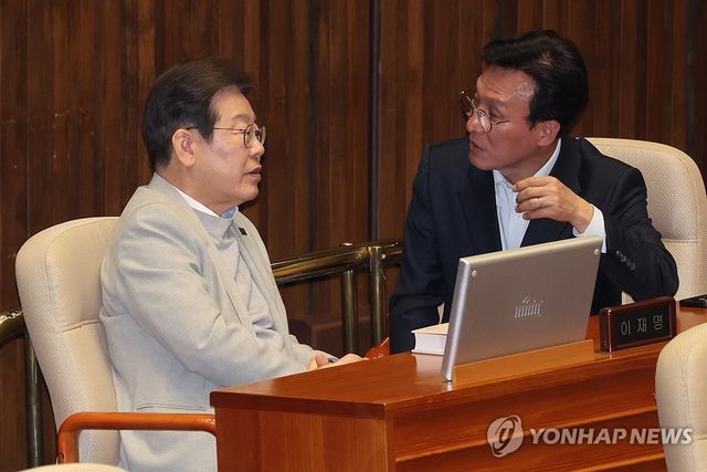 김민석 최고위원과 대화하는 이재명 전 대표