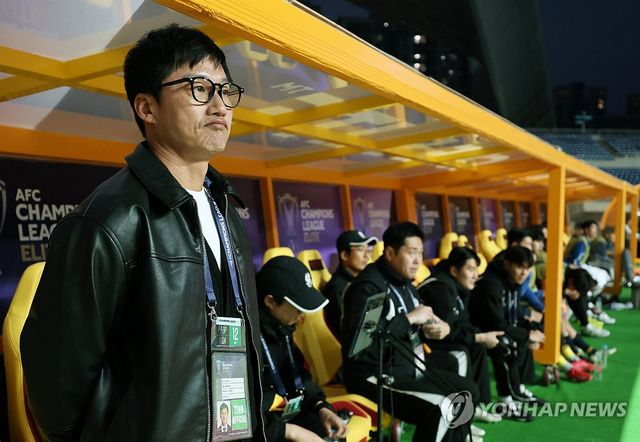 그라운드 바라보는 이정효 감독