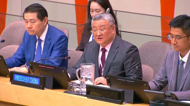 유엔안보리 비공식 회의를 주재하는 中 유엔대사(가운데)