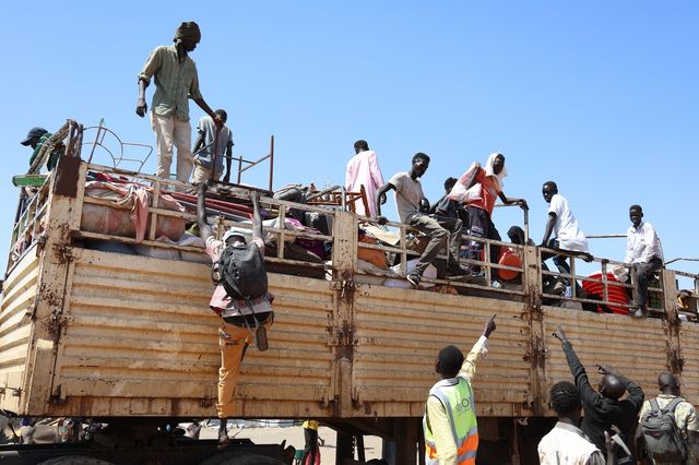 희망 찾아 트럭 타고 남수단 국경 건넌 수단 난민들