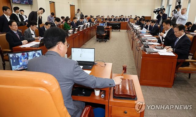 국회 기재위 개의하는 송언석 위원장