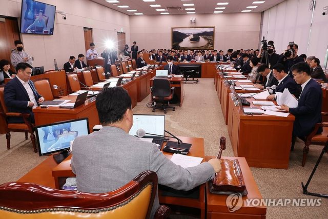 추경안 상정하는 어기구 위원장