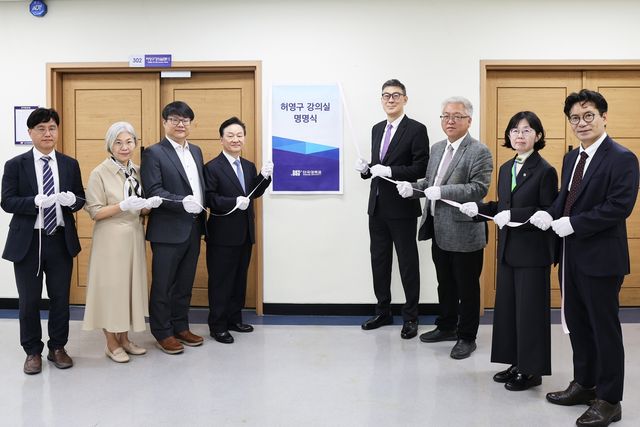 왼쪽 4번째가 허영구 대표