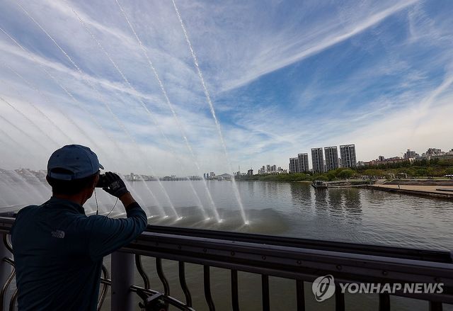 분수 사이로 보이는 파란 하늘