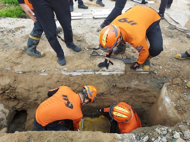 매몰자 구조 작업 중인 소방대원