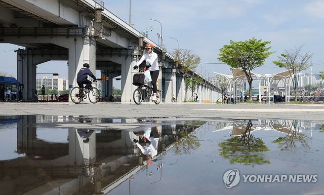 서울 서초구 반포한강공원에서 시민들이 자전거를 타고 있다. [연합뉴스 자료사진]