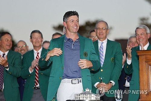 그린재킷을 입는 매킬로이.