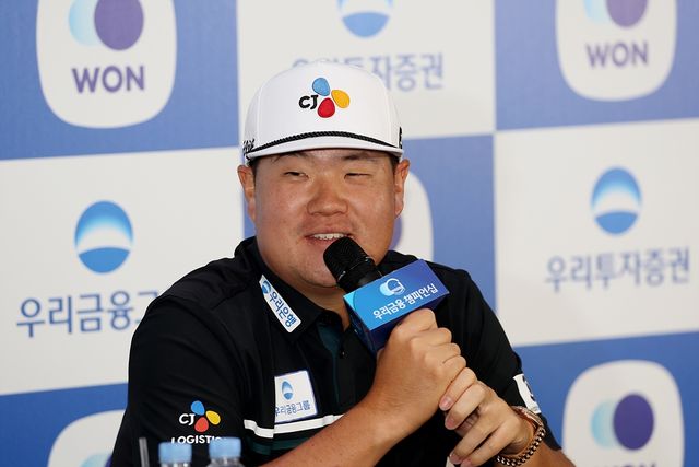 기자회견 하는 임성재.