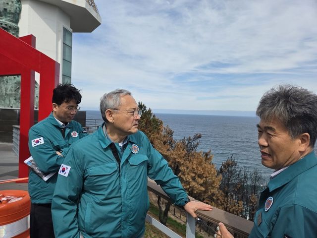 영덕 해파랑길 21코스를 살펴보는 유인촌 문체부 장관