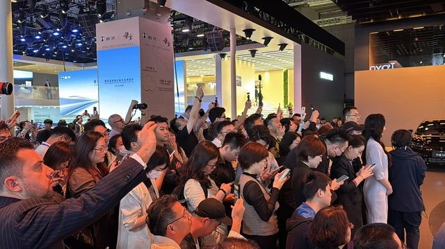 23일 상하이모터쇼 BYD 발표장에 몰린 각국 취재진과 관람객