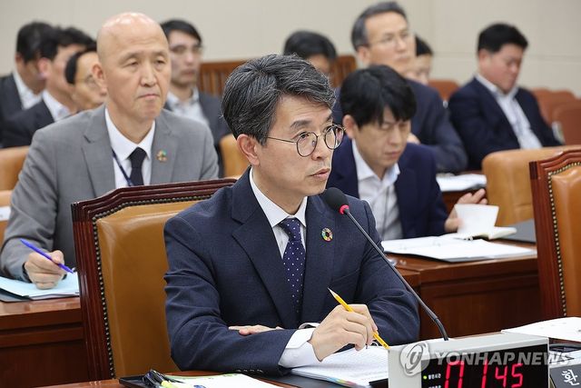 답변하는 김완섭 환경부 장관