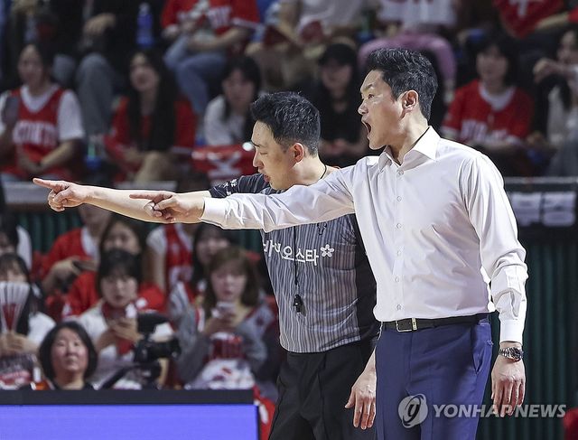 항의하는 전희철 감독