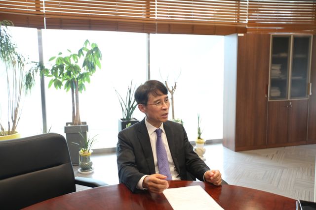 인터뷰하는 박정렬 한국저작권보호원장