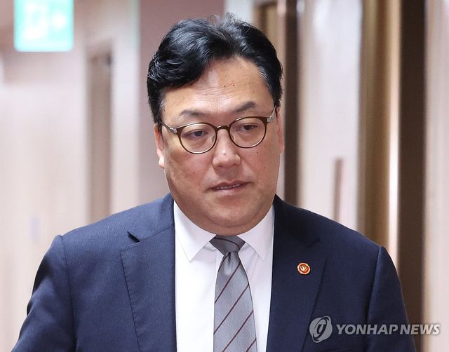 국무회의 참석하는 김병환 금융위원장