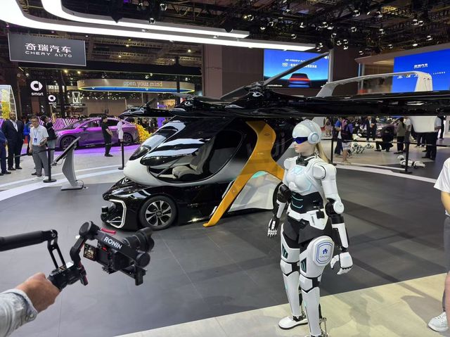 중국 체리자동차 부스에 있는 휴머노이드 로봇