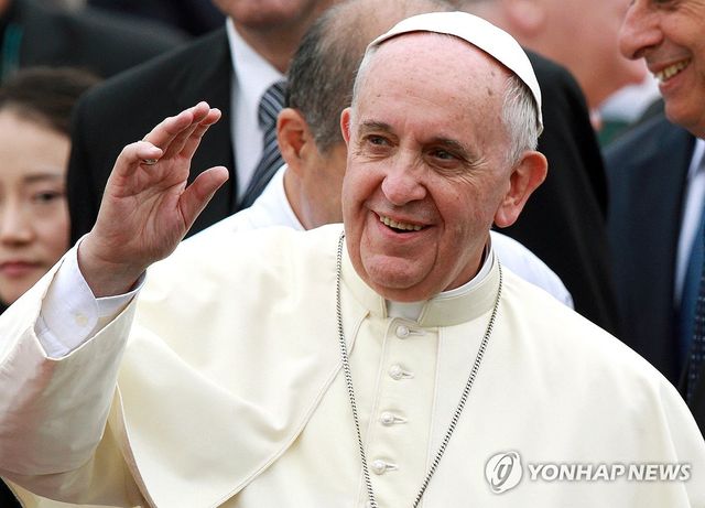 환하게 인사하는 프란치스코 교황