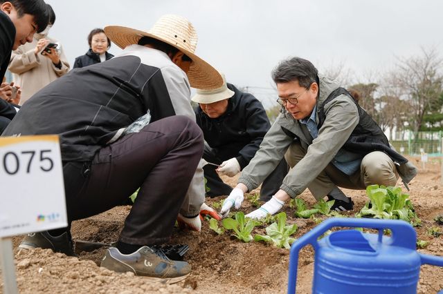 성동구 '무지개텃밭'에서 주민과 함께한 정원오 구청장