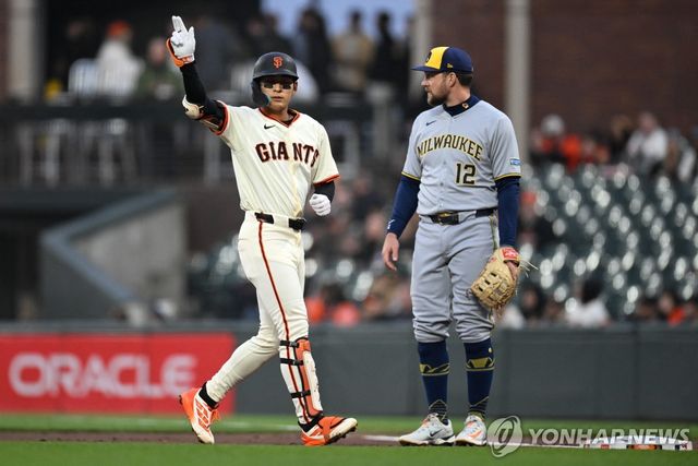 24일 밀워키전 1회 안타 출루 후 기뻐하는 이정후(왼쪽)