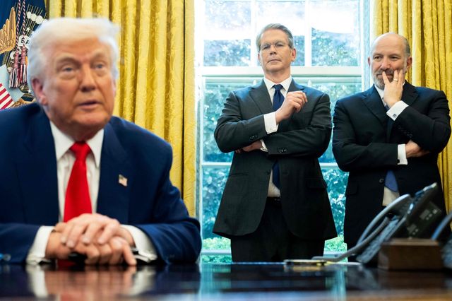 트럼프 대통령을 지켜보는스콧 베선트 재무장관과 하워드 러트닉 상무장관