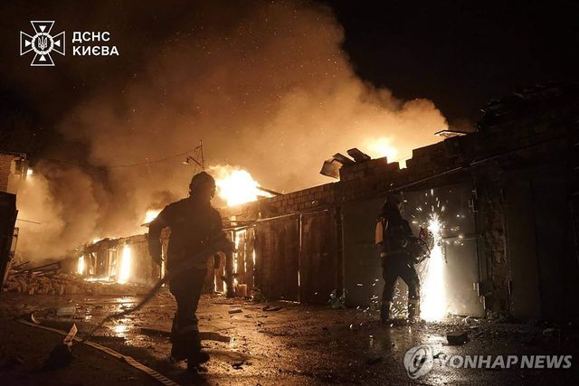 24일(현지시간) 러시아의 미사일 공격으로 불타는 우크라이나 키이우 건물. 