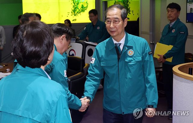 회의 참석자들과 인사하는 한덕수 권한대행