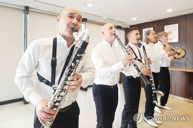 경쾌한 연주 선보이는 레봉벡