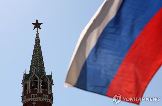 러시아 국기와 크렘린궁의 첨탑