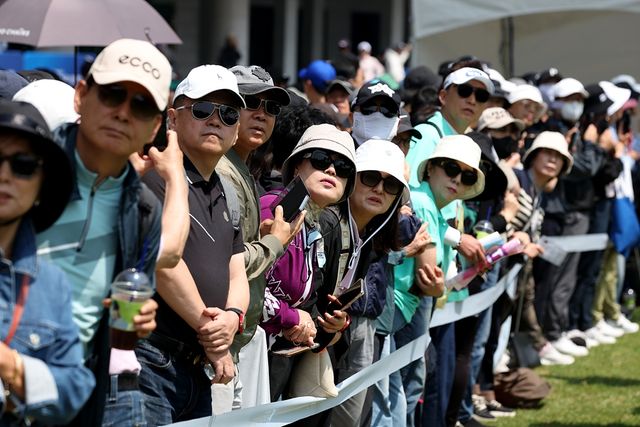 임성재의 샷을 감상하는 갤러리.