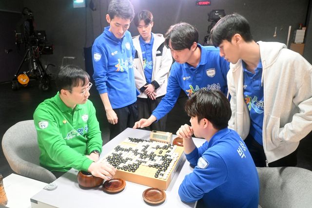 준플레이오프 2차전 최종 5국에서 조한승(왼쪽)이 박하민에게 승리했다.