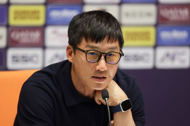 기자회견에 나선 광주FC 이정효 감독