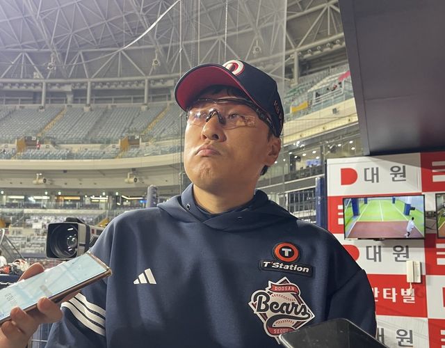 24일 고척 키움전에 앞서서 인터뷰하는 이승엽 두산 감독