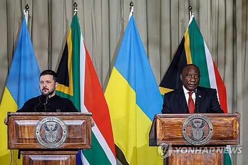 공동기자회견하는 젤렌스키 우크라이나 대통령과 라마포사 남아공 대통령