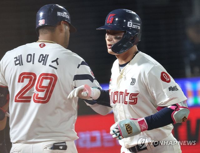 롯데 윤동희 추격의 1점 홈런