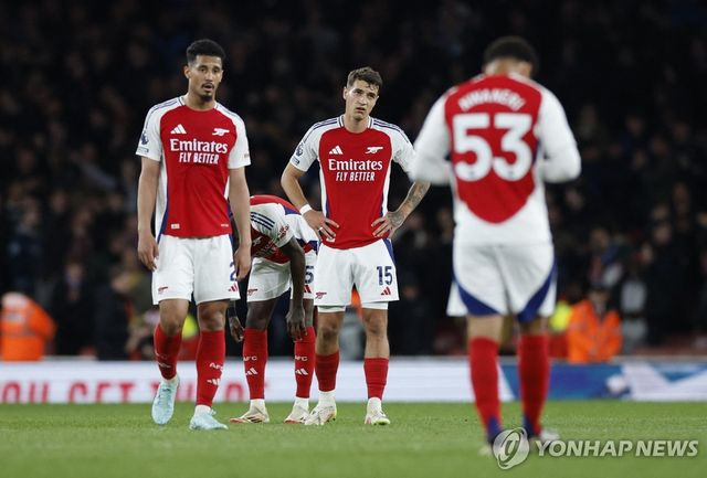 크리스털 팰리스와 무승부에 아쉬워하는 아스널 선수들.