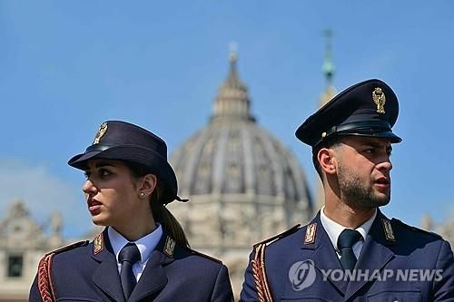 바티칸 주변 경비하는 이탈리아 경찰관들