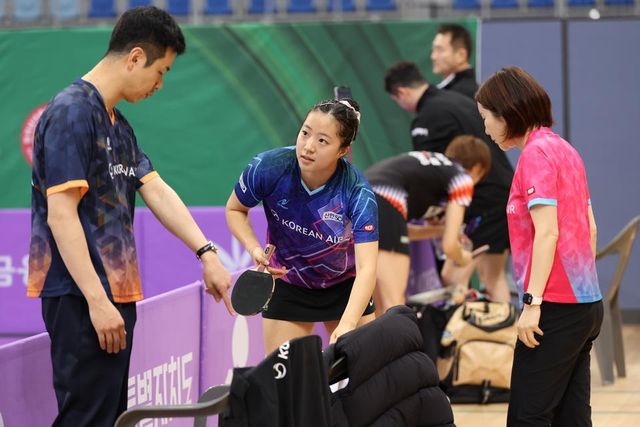 경기를 준비하는 대한항공의 신유빈(중앙)