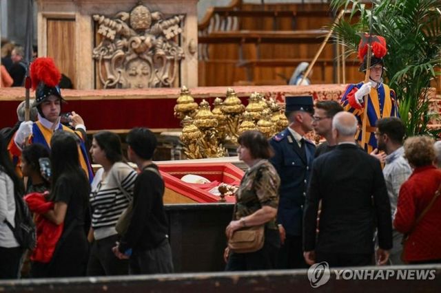 프란치스코 교황 일반인 조문 모습