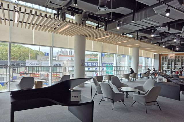포항 포은흥해도서관 내부
