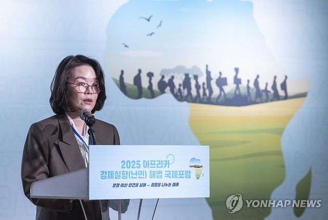 '아프리카 강제실향(난민)' 포럼에서 환영사 하는 김새려 UNHCR 한국대표부 대표