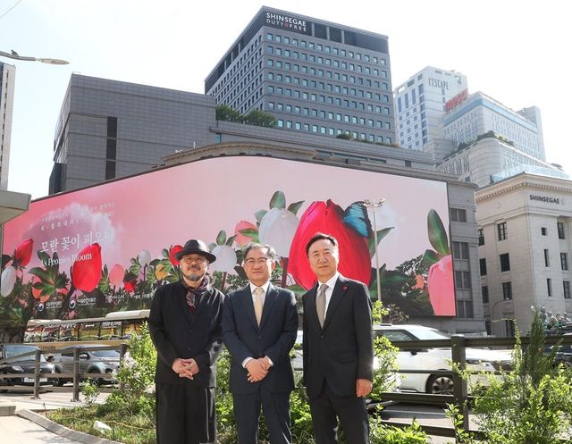 김재홍 국립중앙박물관장(가운데), 유신열 신세계디에프 대표(오른쪽), 이병우 음악감독이 서울 명동 신세계스퀘어에서 진행된 '모란 꽃이 피오니' 상영회 후 기념 촬영하는 모습. [신세계면세점 제공. 재판매 및 DB 금지]