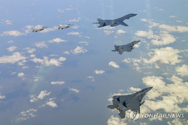 한미 연합공중훈련에 참가한 B-1B(제일 앞)