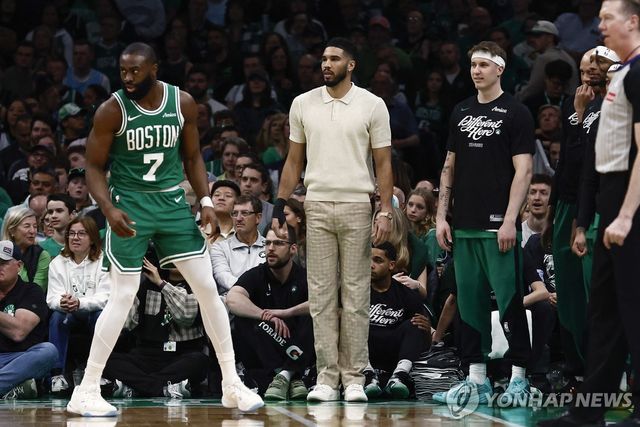 동료들 경기 지켜보는 테이텀