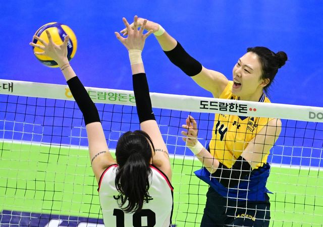 공격하는 현대건설의 양효진(오른쪽)