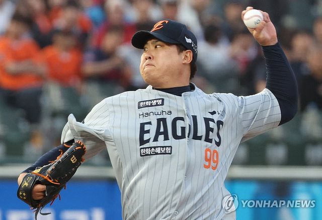 투구하는 한화 류현진