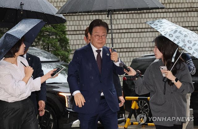 '대장동 배임·성남FC 뇌물' 공판 출석하는 이재명 후보