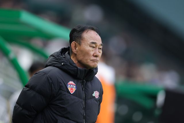 제주SK FC를 지휘하는 김학범 감독