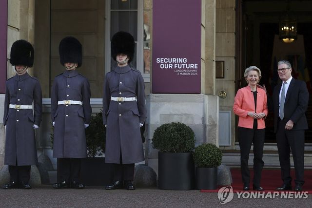 3월 2일 유럽 안보를 위한 정상 회의에서 만난 폰데어라이엔-스타머 
